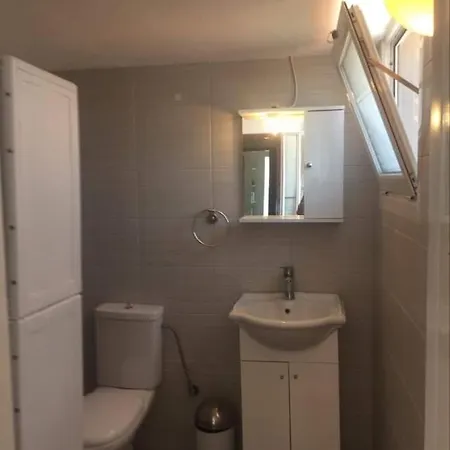 Thetownsquareapartment Apartman Malesina